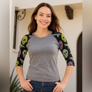 Lularoe Gray Raglan Top – Size 14 – Skull Pattern Sleeves